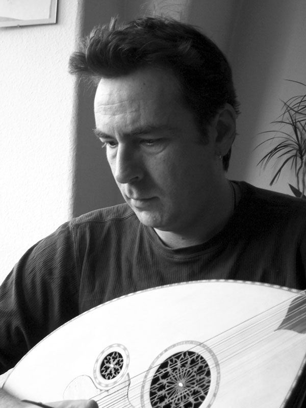 Neben dem Hauptinstrument Gitarre spielt Fred Kerkmann ebenfalls: Oud (Foto) ...